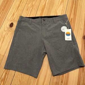 Vuori Aim Shorts in Concrete